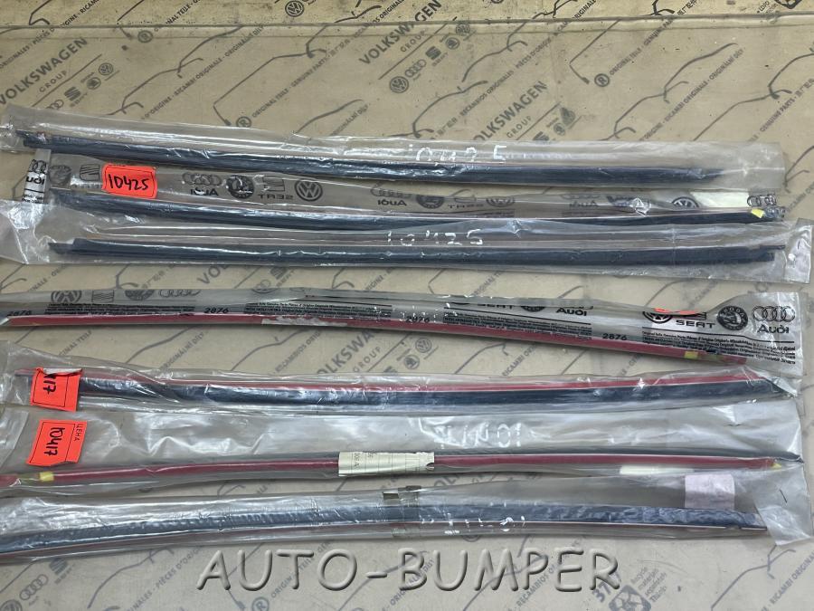 VW Gol Br/ Parati BR  2004- Молдинг лобового стекла левый 377837123B
